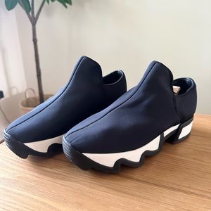 iRi Low Top Sneaker Size 8.5 Navy, White, Black. Vegan!